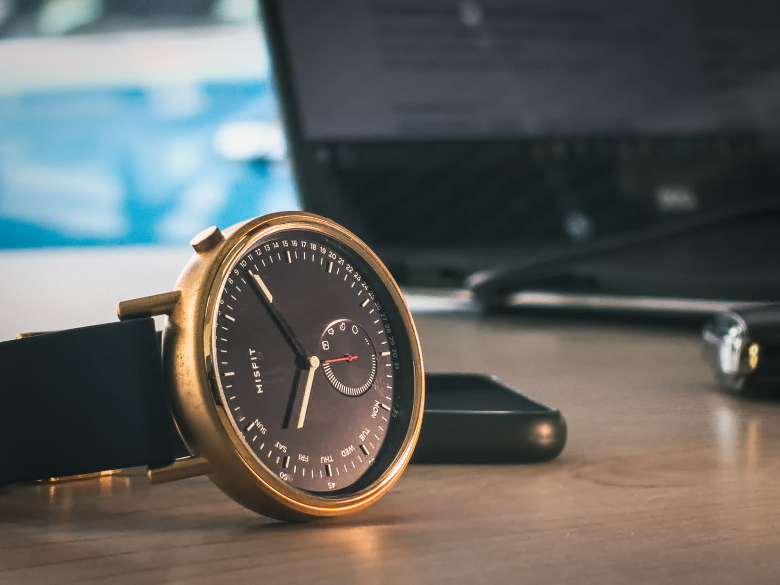Smartklocka med ett svart läderband